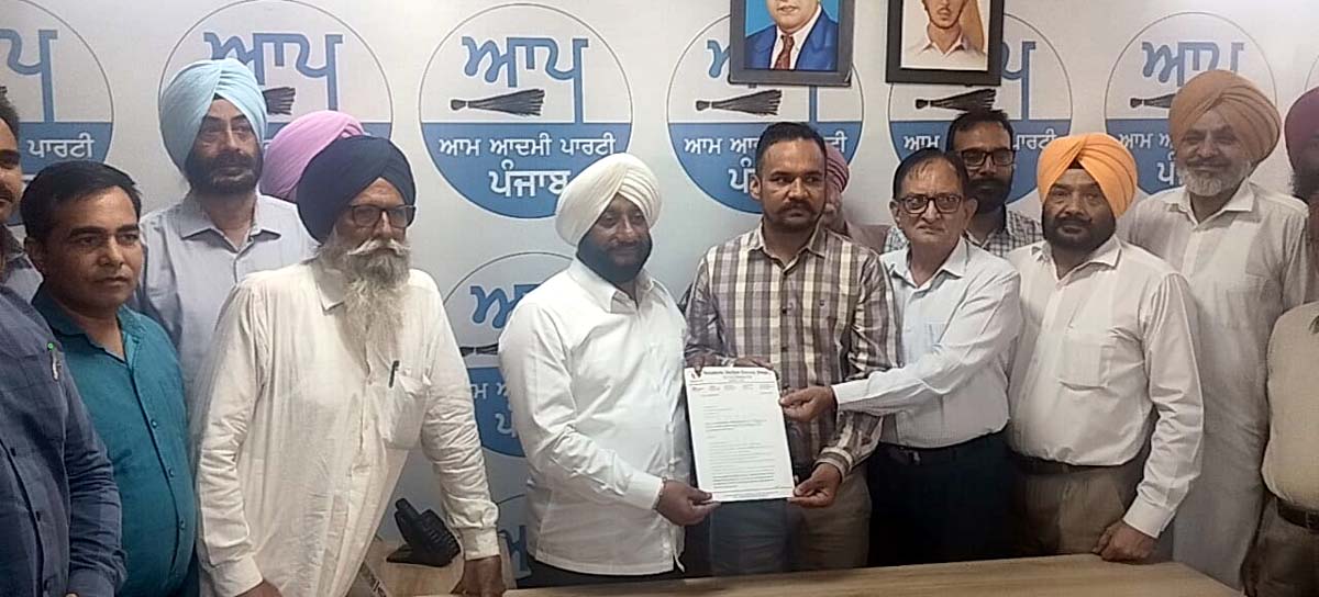 सेक्टर 110 की रेजिडेंस वेलफेयर सोसायटी का एक प्रतिनिधिमंडल विधायक कुलवंत सिंह से मिला।